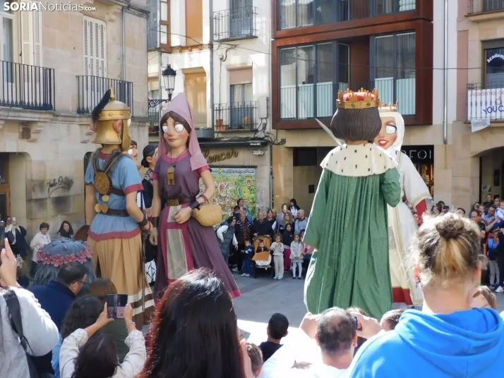 Fotos: Los gigantes y cabezudos se dan un ba&ntilde;o de masas en la &uacute;ltima ma&ntilde;ana de San Saturi