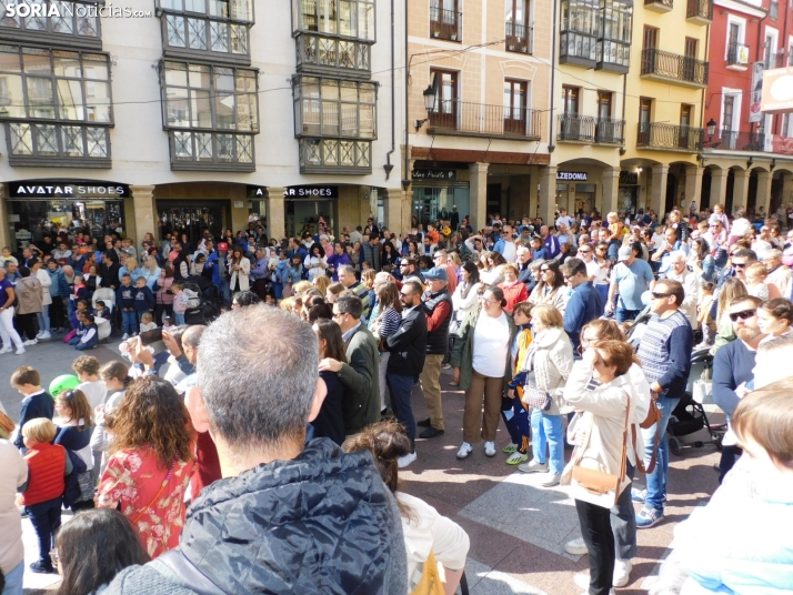 Fotos: Los gigantes y cabezudos se dan un ba&ntilde;o de masas en la &uacute;ltima ma&ntilde;ana de San Saturi