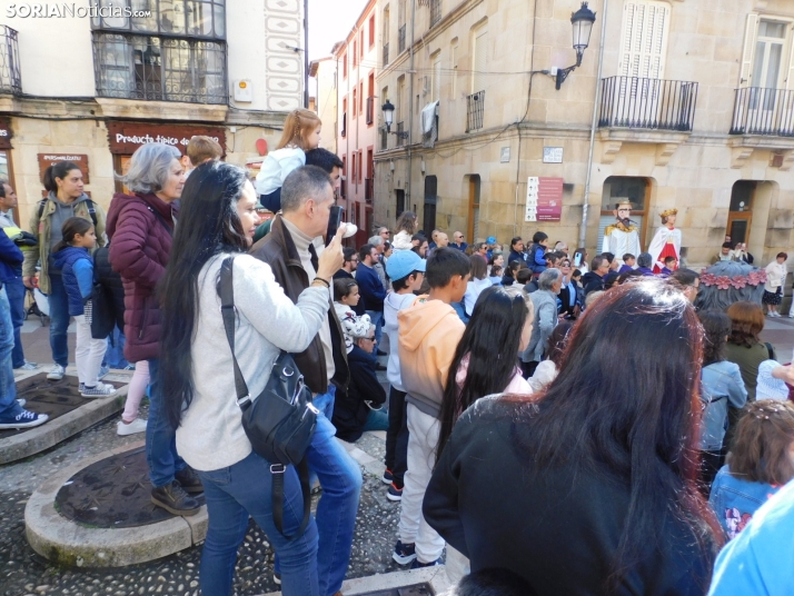 Fotos: Los gigantes y cabezudos se dan un ba&ntilde;o de masas en la &uacute;ltima ma&ntilde;ana de San Saturi