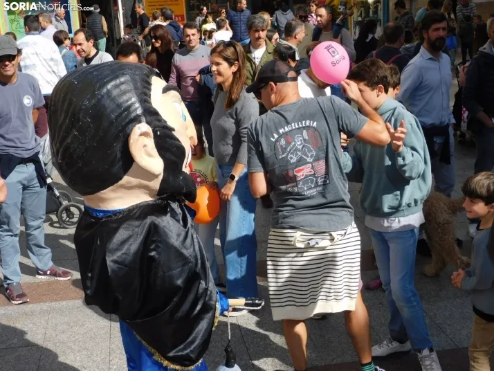 Fotos: Los gigantes y cabezudos se dan un ba&ntilde;o de masas en la &uacute;ltima ma&ntilde;ana de San Saturi