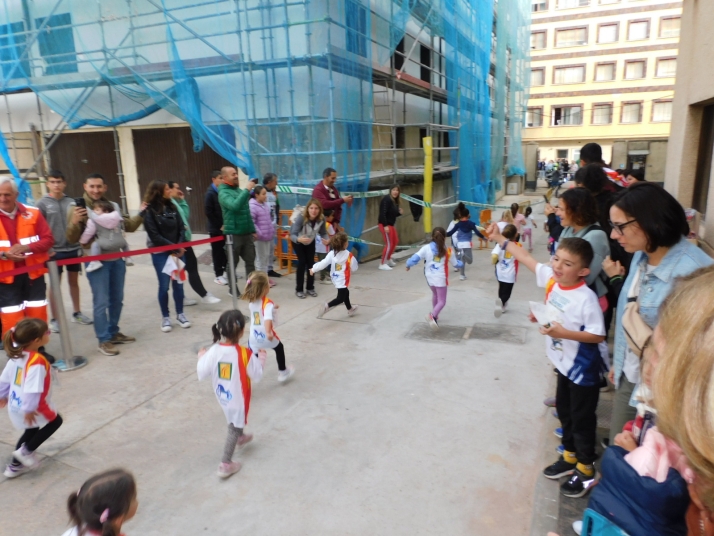 En im&aacute;genes: M&aacute;s de un centenar de j&oacute;venes participan en la Carrera del Pilar