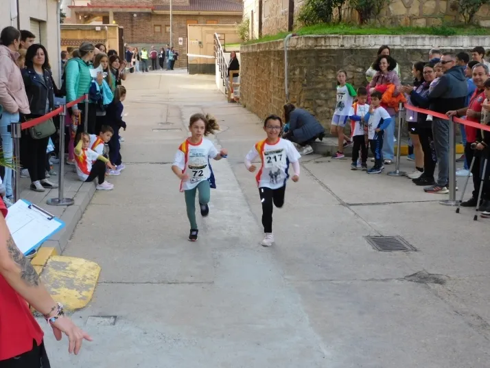 En im&aacute;genes: M&aacute;s de un centenar de j&oacute;venes participan en la Carrera del Pilar