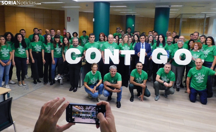 Empleados de la oficina central, con el presidente de la entidad (ctro.) hoy jueves. /PC