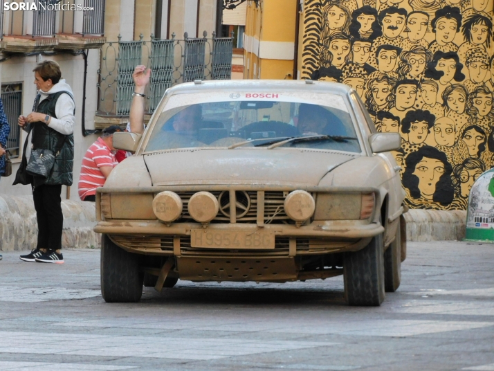 EN FOTOS | Más de un centenar de coches culminan la tercera etapa de la X Spain Classic Raid en la plaza Mayor de Soria 