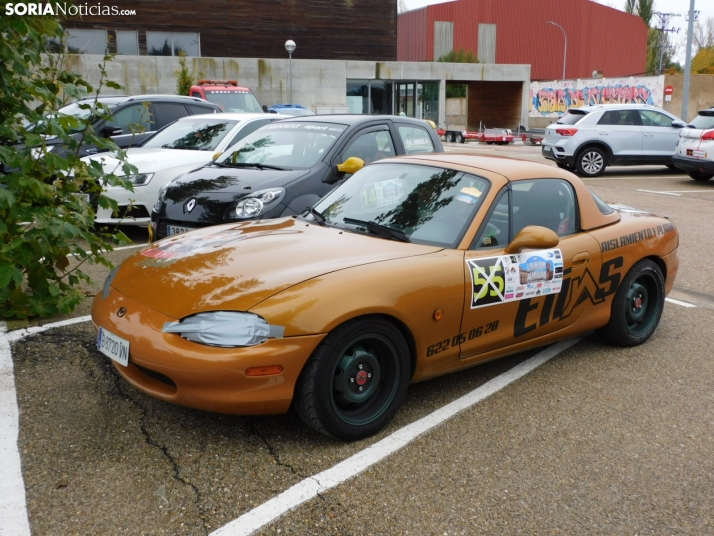 GALER&Iacute;A | Decenas de coches queman rueda y hacen rugir sus motores en el I Slalom de Almaz&aacute;n