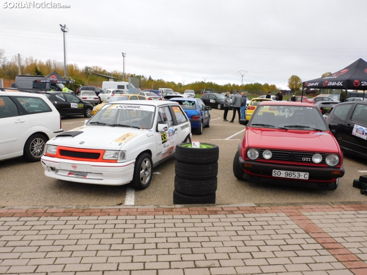 GALER&Iacute;A | Decenas de coches queman rueda y hacen rugir sus motores en el I Slalom de Almaz&aacute;n