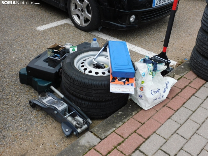 GALER&Iacute;A | Decenas de coches queman rueda y hacen rugir sus motores en el I Slalom de Almaz&aacute;n