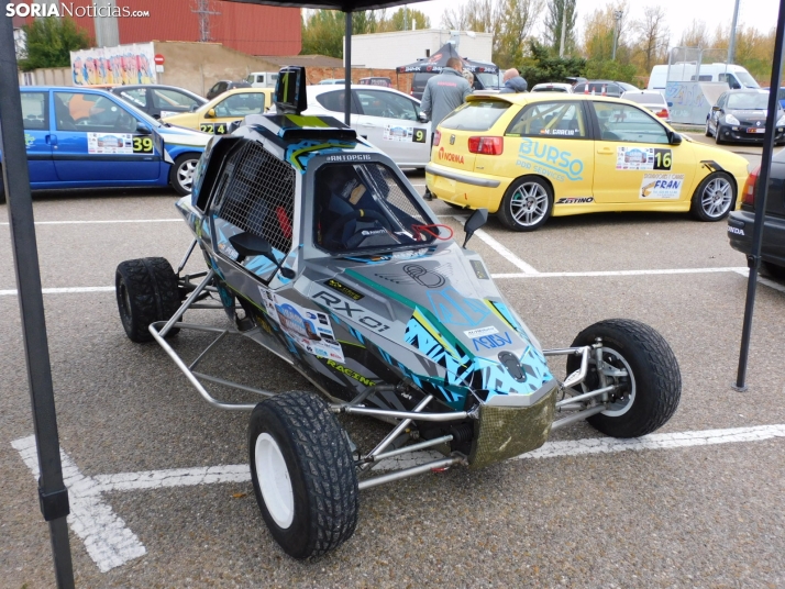 GALER&Iacute;A | Decenas de coches queman rueda y hacen rugir sus motores en el I Slalom de Almaz&aacute;n