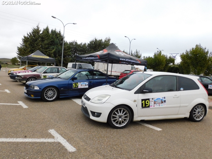 GALER&Iacute;A | Decenas de coches queman rueda y hacen rugir sus motores en el I Slalom de Almaz&aacute;n