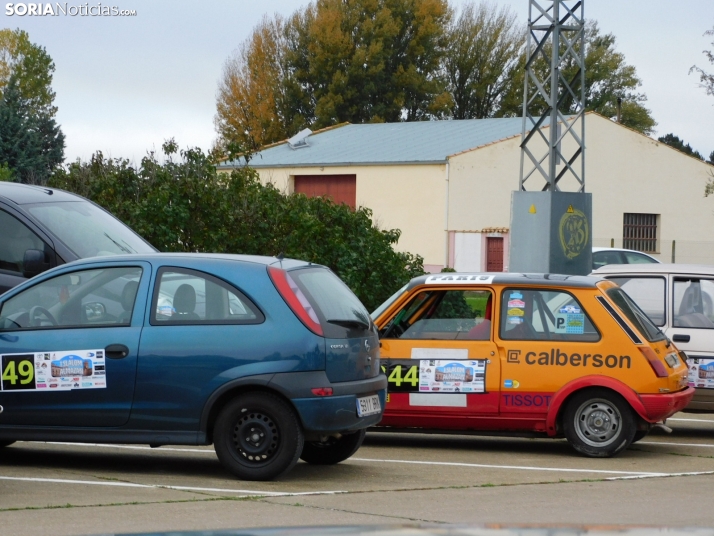 GALER&Iacute;A | Decenas de coches queman rueda y hacen rugir sus motores en el I Slalom de Almaz&aacute;n