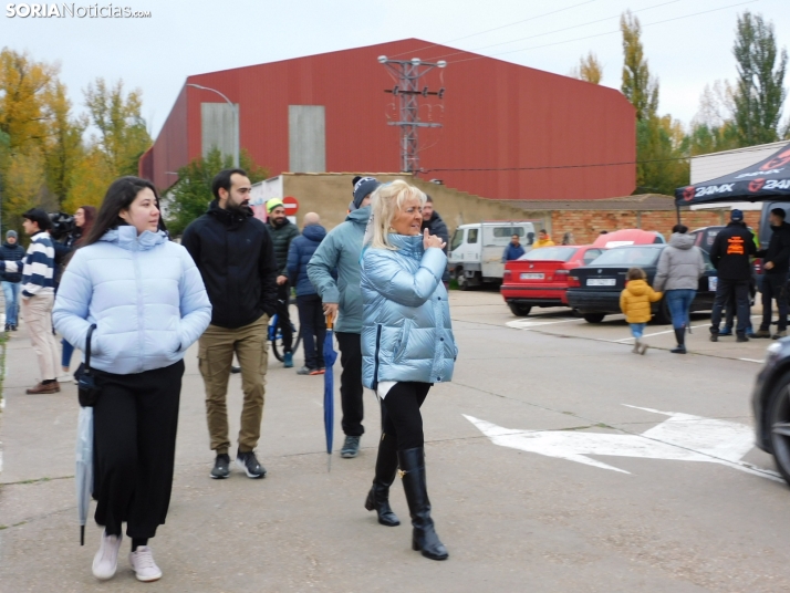 GALER&Iacute;A | Decenas de coches queman rueda y hacen rugir sus motores en el I Slalom de Almaz&aacute;n