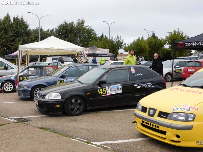 GALER&Iacute;A | Decenas de coches queman rueda y hacen rugir sus motores en el I Slalom de Almaz&aacute;n