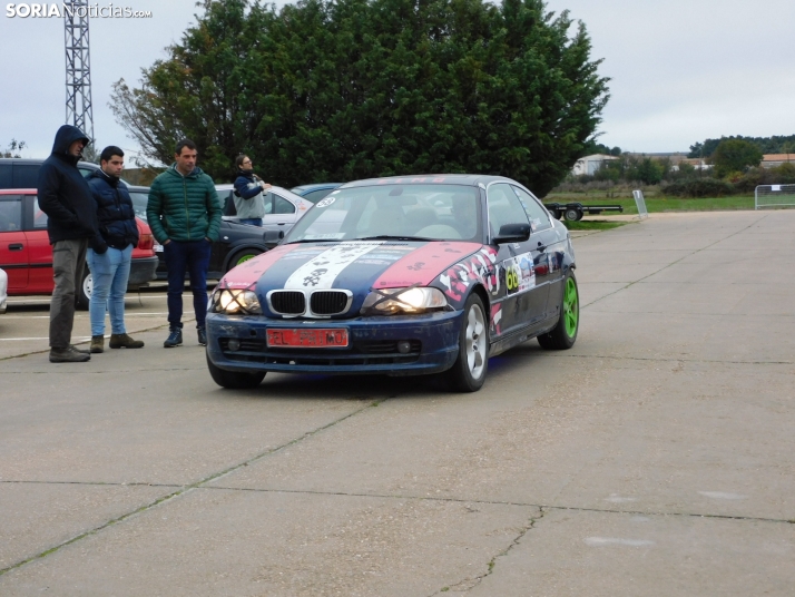 GALER&Iacute;A | Decenas de coches queman rueda y hacen rugir sus motores en el I Slalom de Almaz&aacute;n