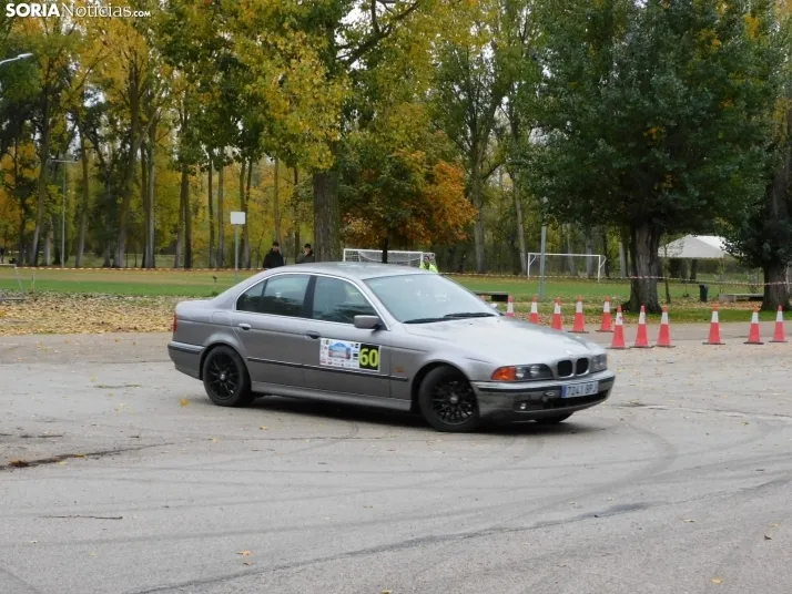 GALER&Iacute;A | Decenas de coches queman rueda y hacen rugir sus motores en el I Slalom de Almaz&aacute;n