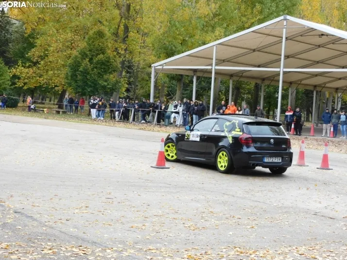 GALER&Iacute;A | Decenas de coches queman rueda y hacen rugir sus motores en el I Slalom de Almaz&aacute;n