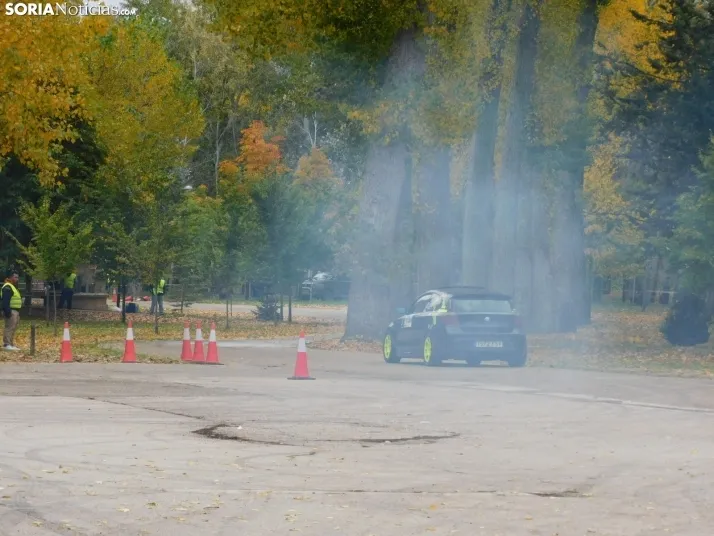 GALER&Iacute;A | Decenas de coches queman rueda y hacen rugir sus motores en el I Slalom de Almaz&aacute;n