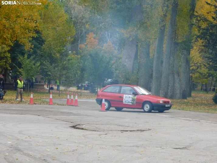 GALER&Iacute;A | Decenas de coches queman rueda y hacen rugir sus motores en el I Slalom de Almaz&aacute;n