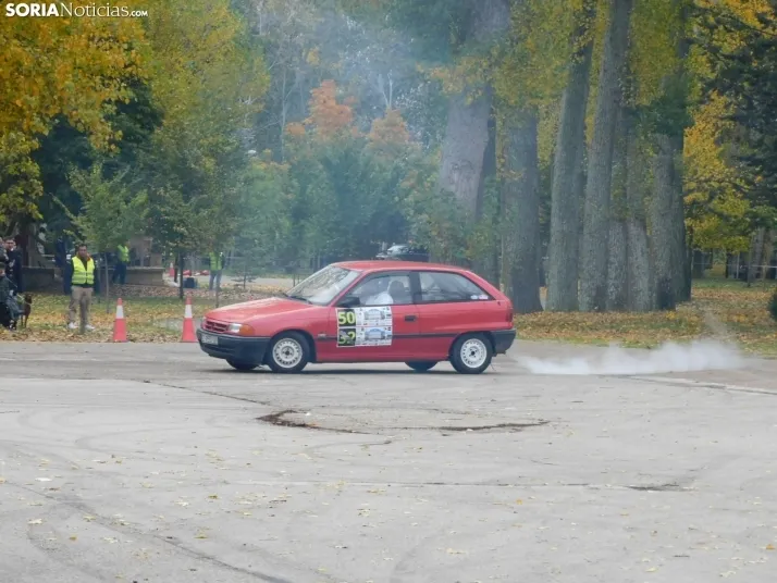 GALER&Iacute;A | Decenas de coches queman rueda y hacen rugir sus motores en el I Slalom de Almaz&aacute;n