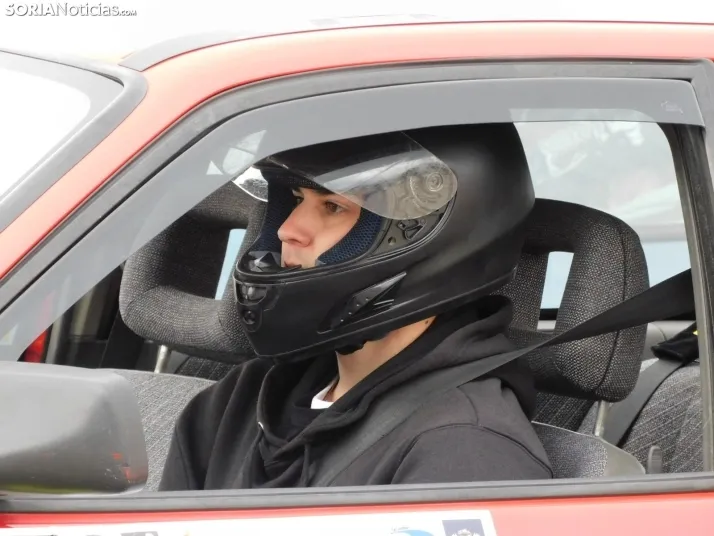 GALER&Iacute;A | Decenas de coches queman rueda y hacen rugir sus motores en el I Slalom de Almaz&aacute;n