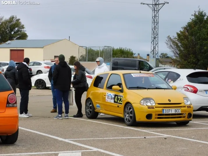 GALER&Iacute;A | Decenas de coches queman rueda y hacen rugir sus motores en el I Slalom de Almaz&aacute;n