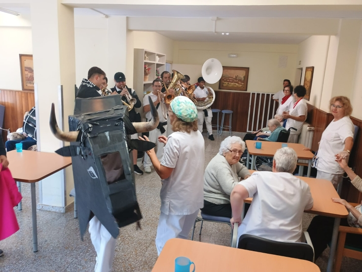 Los mayores de la residencia Los Milagros de &Aacute;greda celebran San Miguel a ritmo de charanga