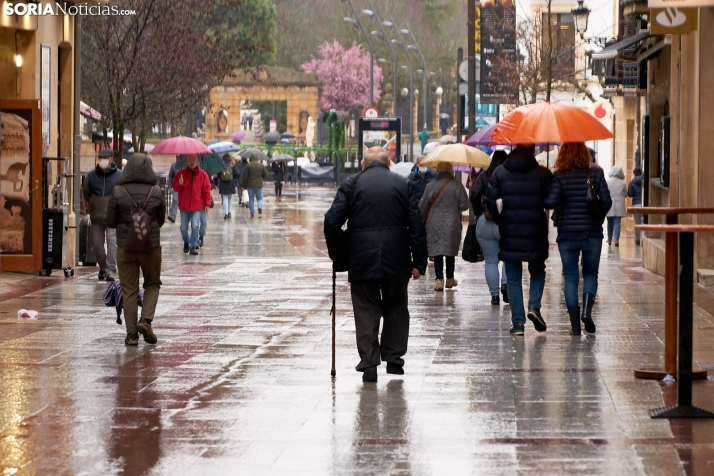 Un valiente, sin paraguas en el centro de Soria.