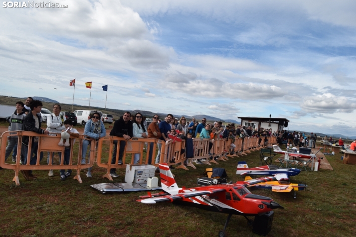 Fotos: Acrobacias en los cielos sorianos con el Festival de Aeromodelismo