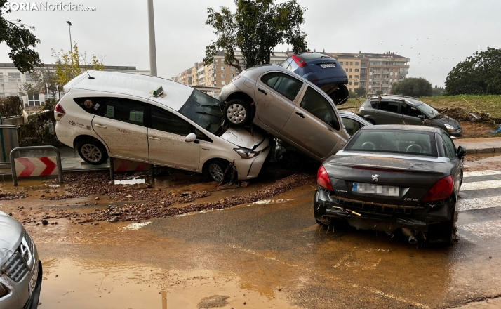 Coches amontonados tras una de las riadas en Valencia. /CSV