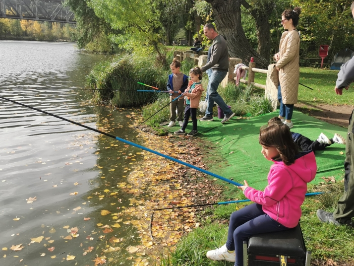 Fotos: Los m&aacute;s peque&ntilde;os tambi&eacute;n se atreven a pescar en el torneo de El Campano Chico