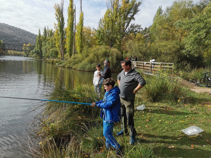 Fotos: Los m&aacute;s peque&ntilde;os tambi&eacute;n se atreven a pescar en el torneo de El Campano Chico