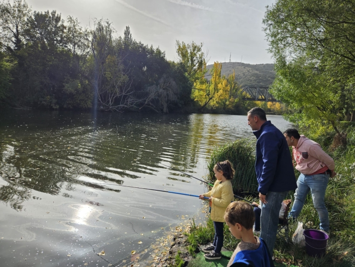 Fotos: Los m&aacute;s peque&ntilde;os tambi&eacute;n se atreven a pescar en el torneo de El Campano Chico