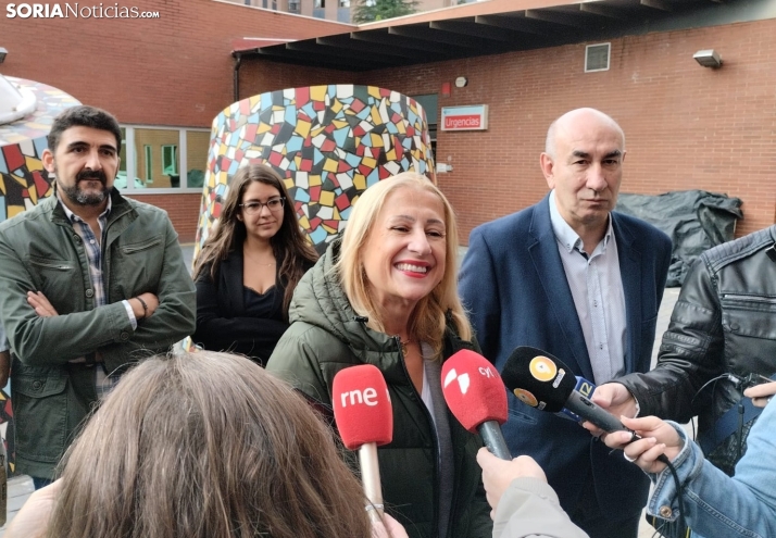 Yolanda de Gregorio atiende a los medios en los exteriores de La Milagrosa.