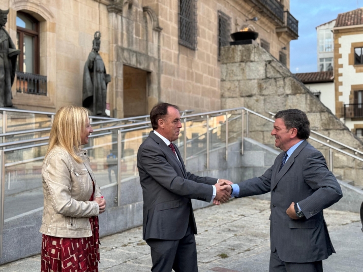 Benito Serrano y Luis Miguel González Gago durante la firma del acuerdo. 