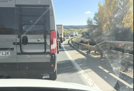 Dos camiones bloquean la salida de la SO-20 y provocan retenciones