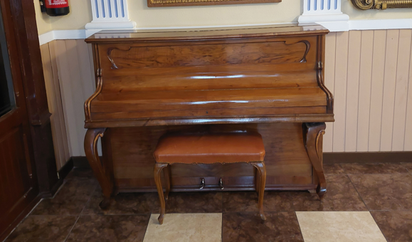 El Casino Amistad Numancia estrena piano de pared