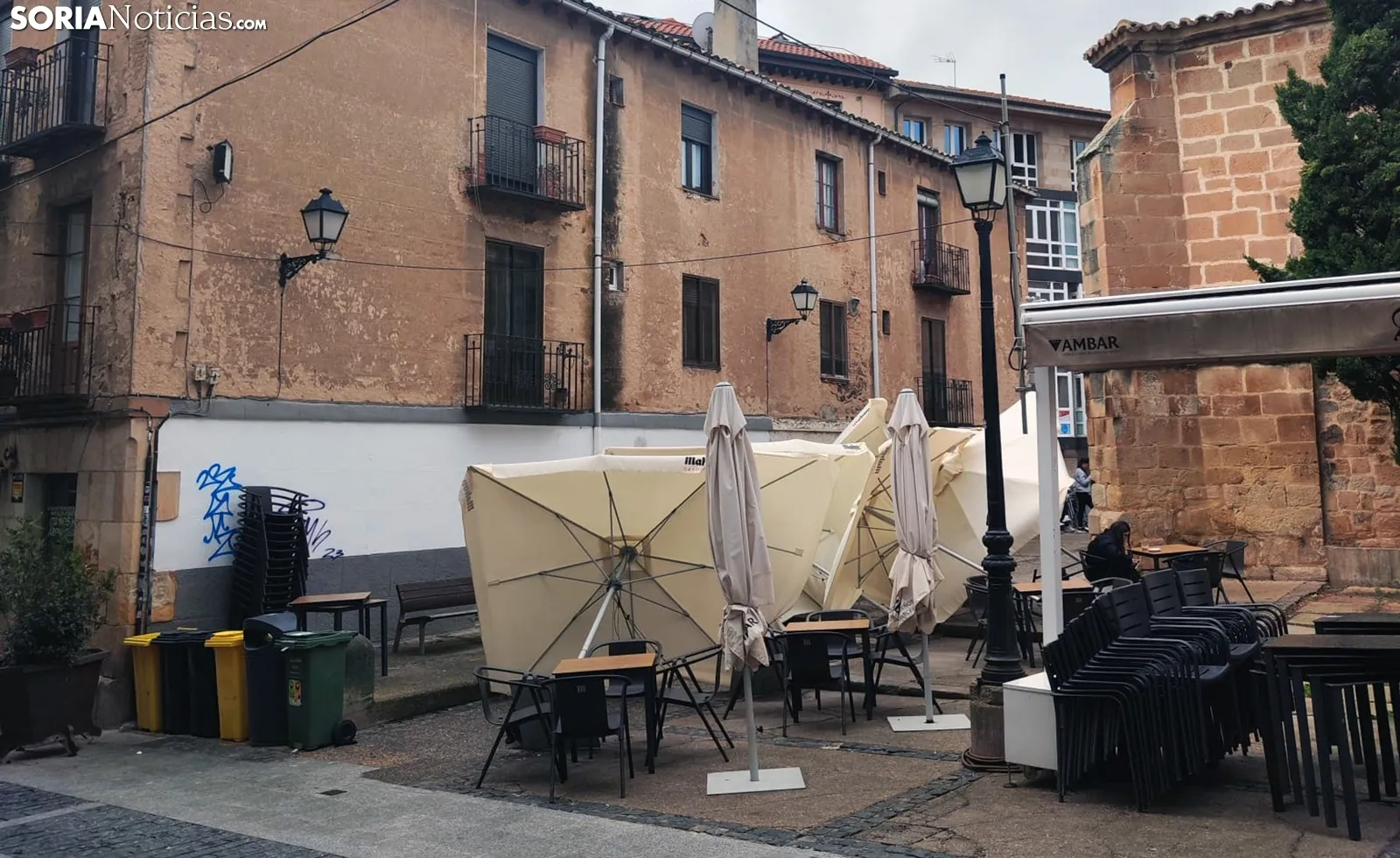 Foto 7 - Contin&uacute;an los incidentes por el viento en Soria: Cae un &aacute;rbol encima de un coche en pleno centro