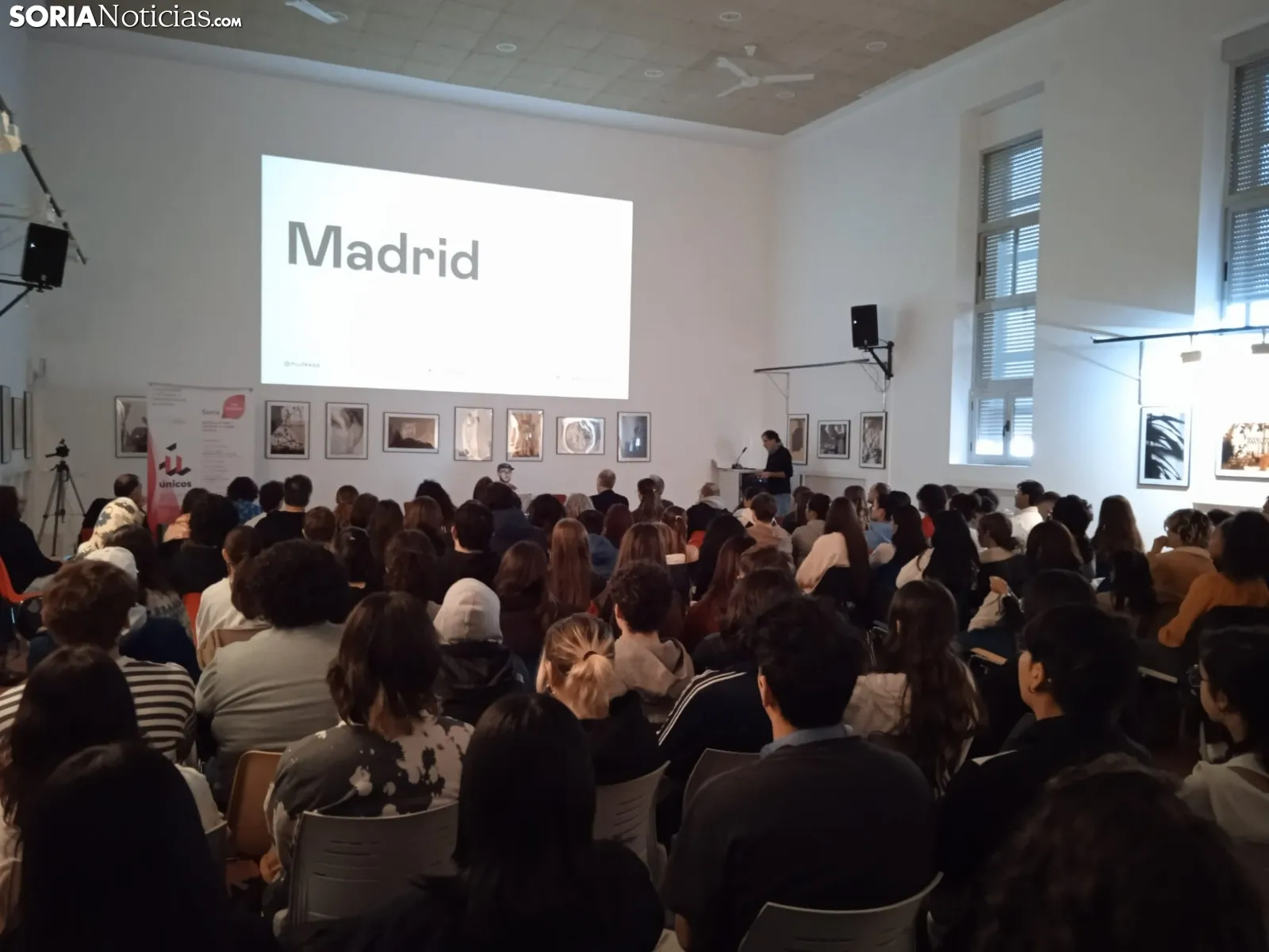 Foto 2 - &iquest;C&oacute;mo sacar fotograf&iacute;as de concurso o hacer tipograf&iacute;a modular 3D de anuncio? La IX Jornadas &Uacute;nicos se lo muestra a los alumnos de la Escuela de Artes