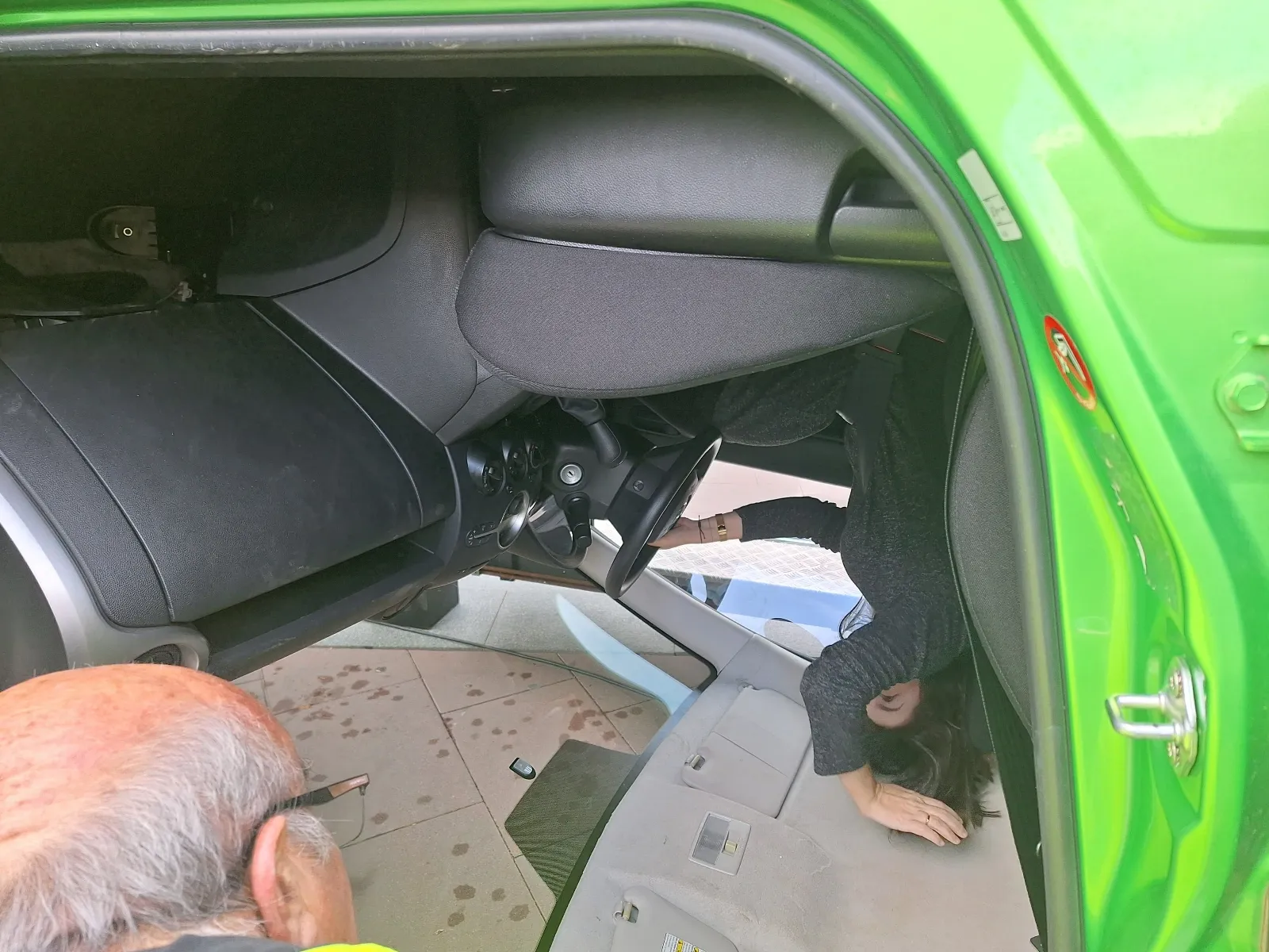 Foto 2 - El subdelegado del Gobierno asiste al taller sobre el uso y montaje de cadenas en los veh&iacute;culos 