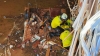 Bomberos intentar abrir un vehículo atrapado en un túnel subterráneo para comprobar si hay algún cuerpo en su interior. /SAP