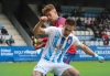 David Sanz puja con un jugador local por el balón/ Gimnástica Torrelavega.