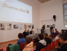 Foto 3 - ¿Cómo sacar fotografías de concurso o hacer tipografía modular 3D de anuncio? La IX Jornadas Únicos se lo muestra a los alumnos de la Escuela de Artes