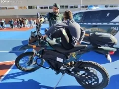 Los escolares sorianos disfrutan con las herramientas de trabajo de los FFCCSE.