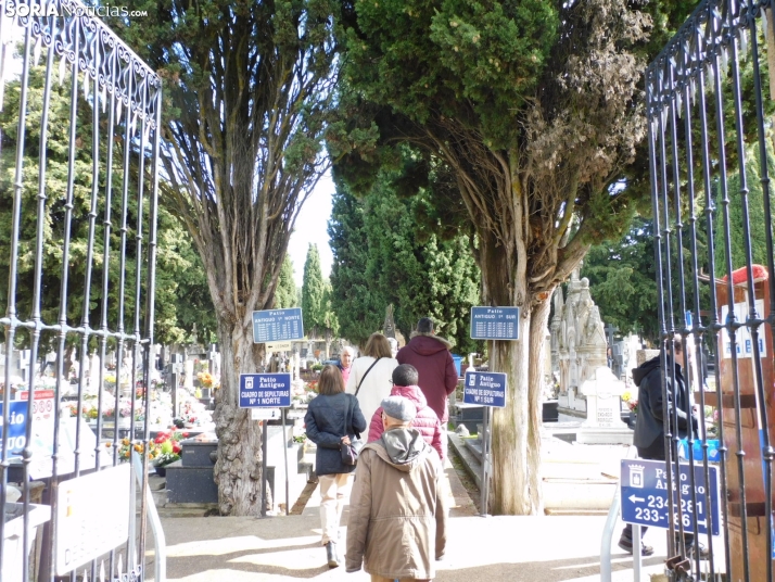 En im&aacute;genes: Los sorianos acuden en masa al cementerio para visitar a sus difuntos