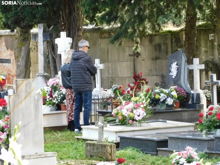 En im&aacute;genes: Los sorianos acuden en masa al cementerio para visitar a sus difuntos