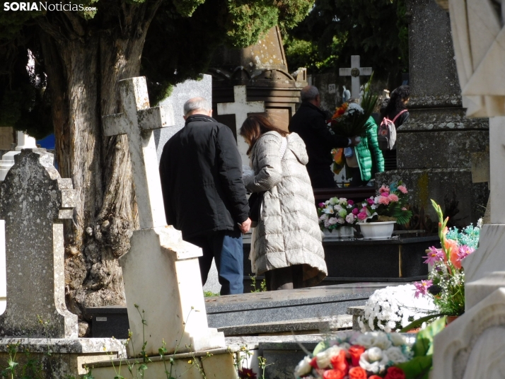 En im&aacute;genes: Los sorianos acuden en masa al cementerio para visitar a sus difuntos