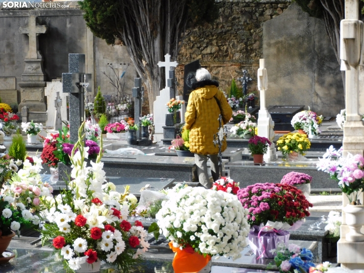 En im&aacute;genes: Los sorianos acuden en masa al cementerio para visitar a sus difuntos