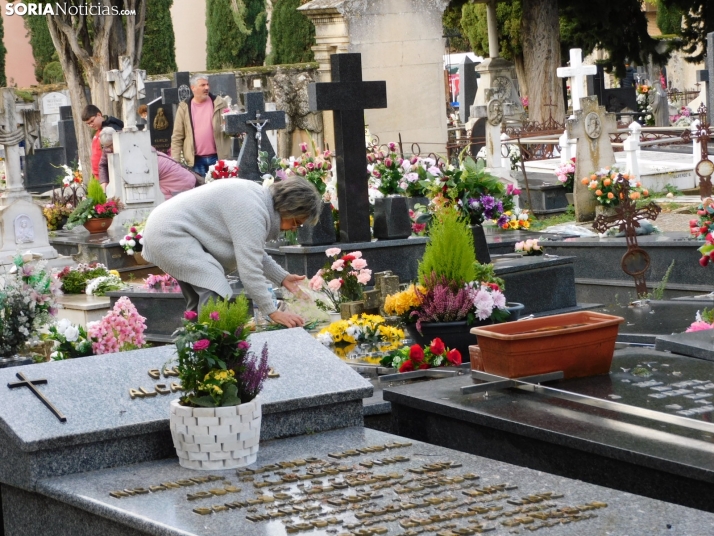 En im&aacute;genes: Los sorianos acuden en masa al cementerio para visitar a sus difuntos