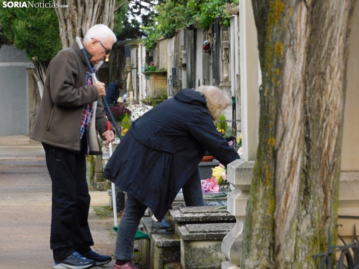 En im&aacute;genes: Los sorianos acuden en masa al cementerio para visitar a sus difuntos