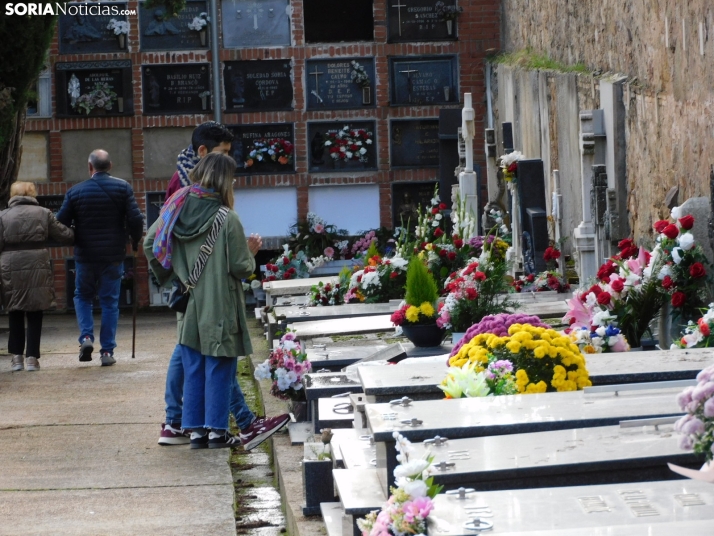 En im&aacute;genes: Los sorianos acuden en masa al cementerio para visitar a sus difuntos