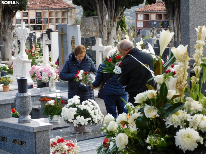 En im&aacute;genes: Los sorianos acuden en masa al cementerio para visitar a sus difuntos